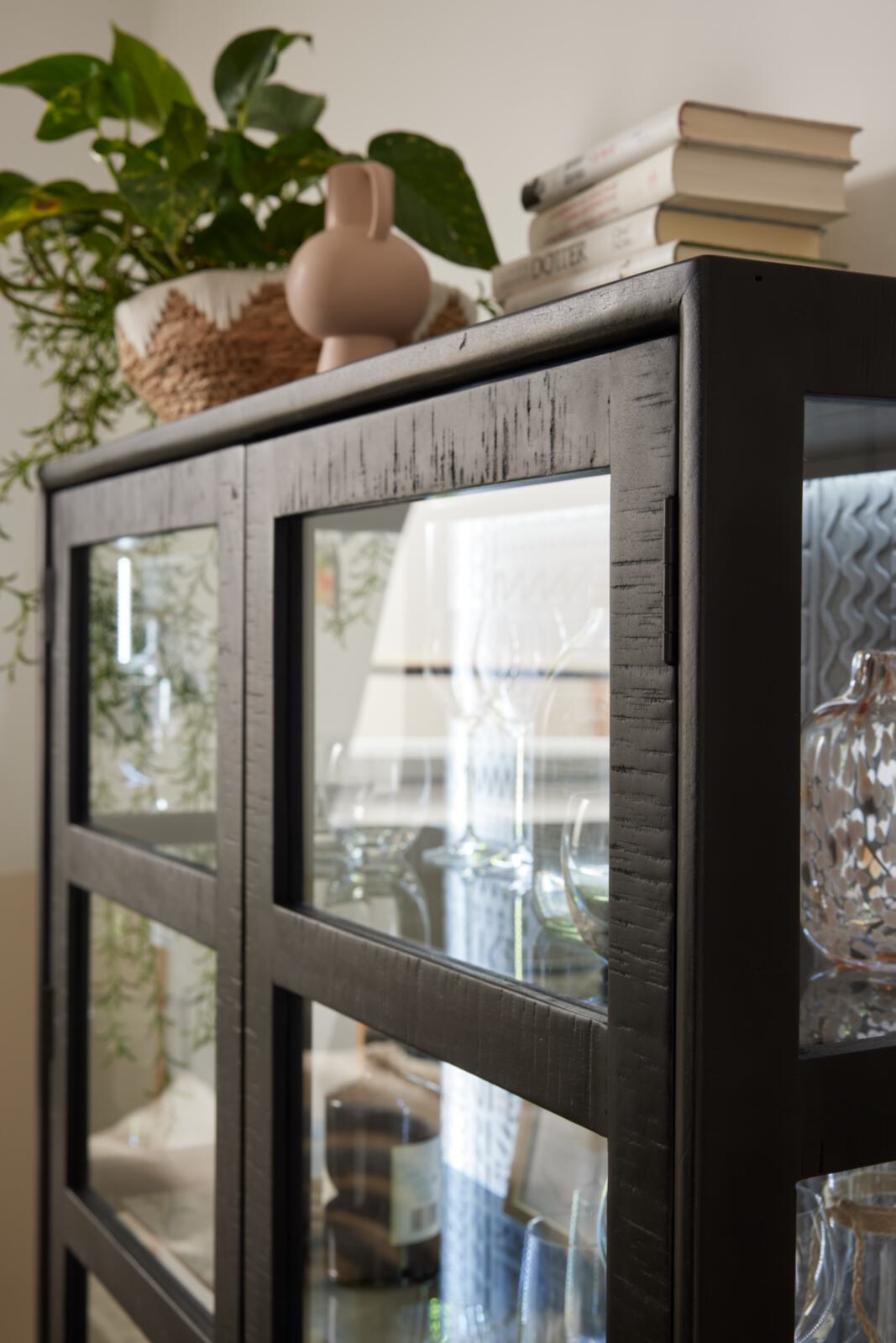 Roomio Vitrine NO. 2001 in Mango massiv gebürstet, schwarz gebeizt und lackiert
