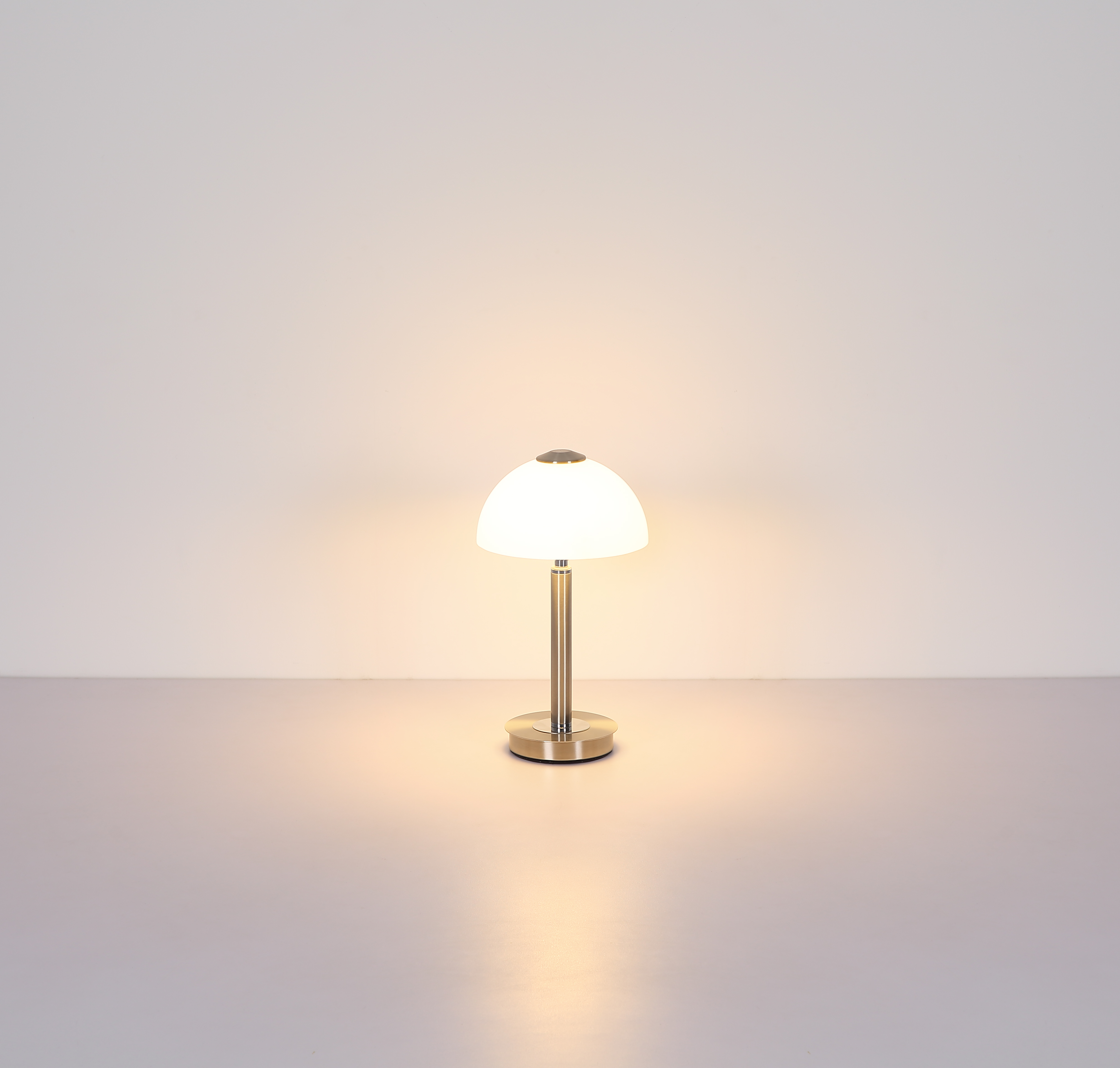 Globo Tischleuchte  in Metall Nickel matt Glas opal