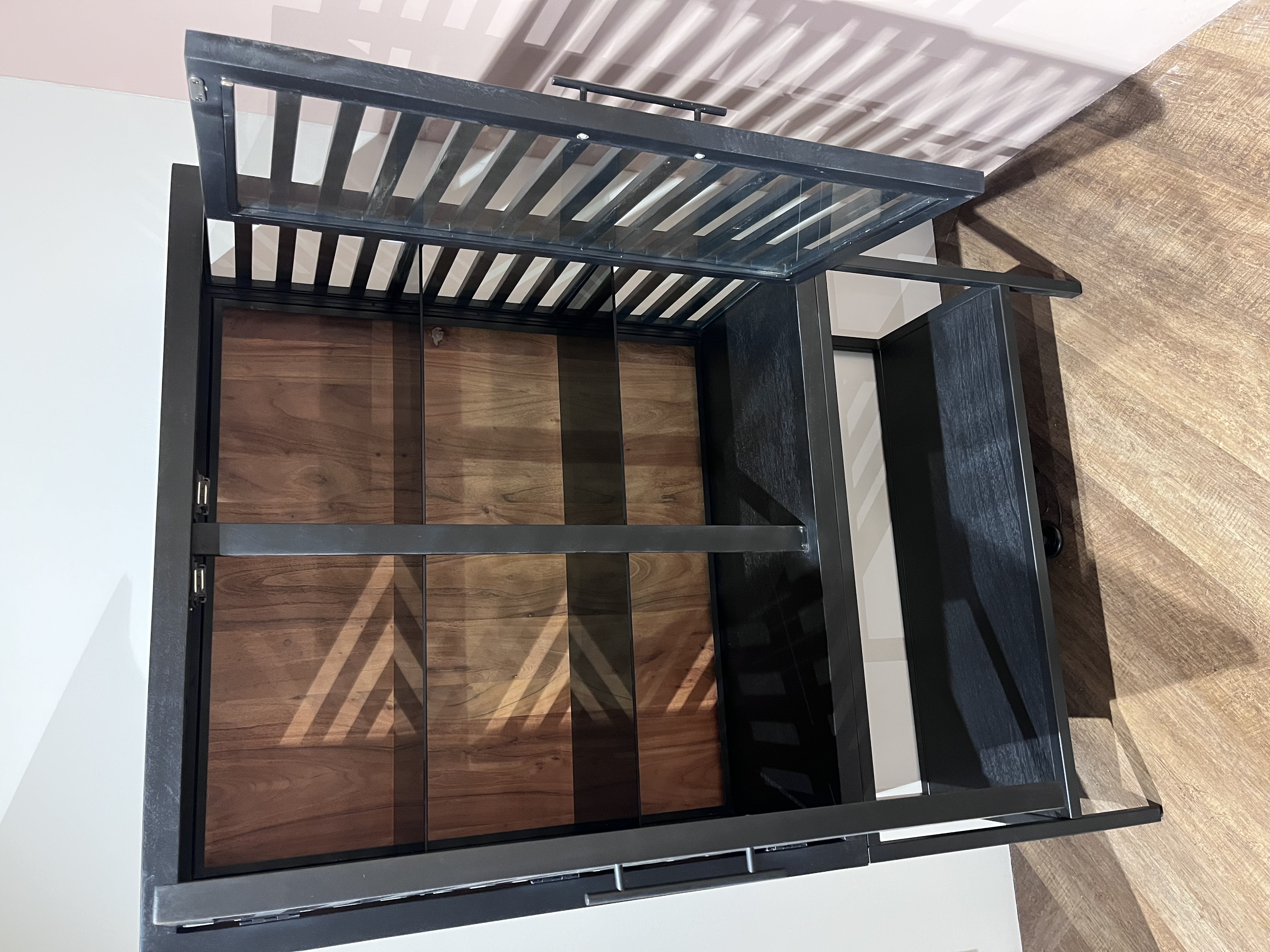 Gutmann Glasschrank SHOWCASE ca. B100 T40 H160 cm in Korpus & Glast. Akazie massiv, Innenarchitektur, Holz, Mobiliar, Hartholz, Tabelle, Innenarchitektur, Holz, Mobiliar, Hartholz, Tabelle