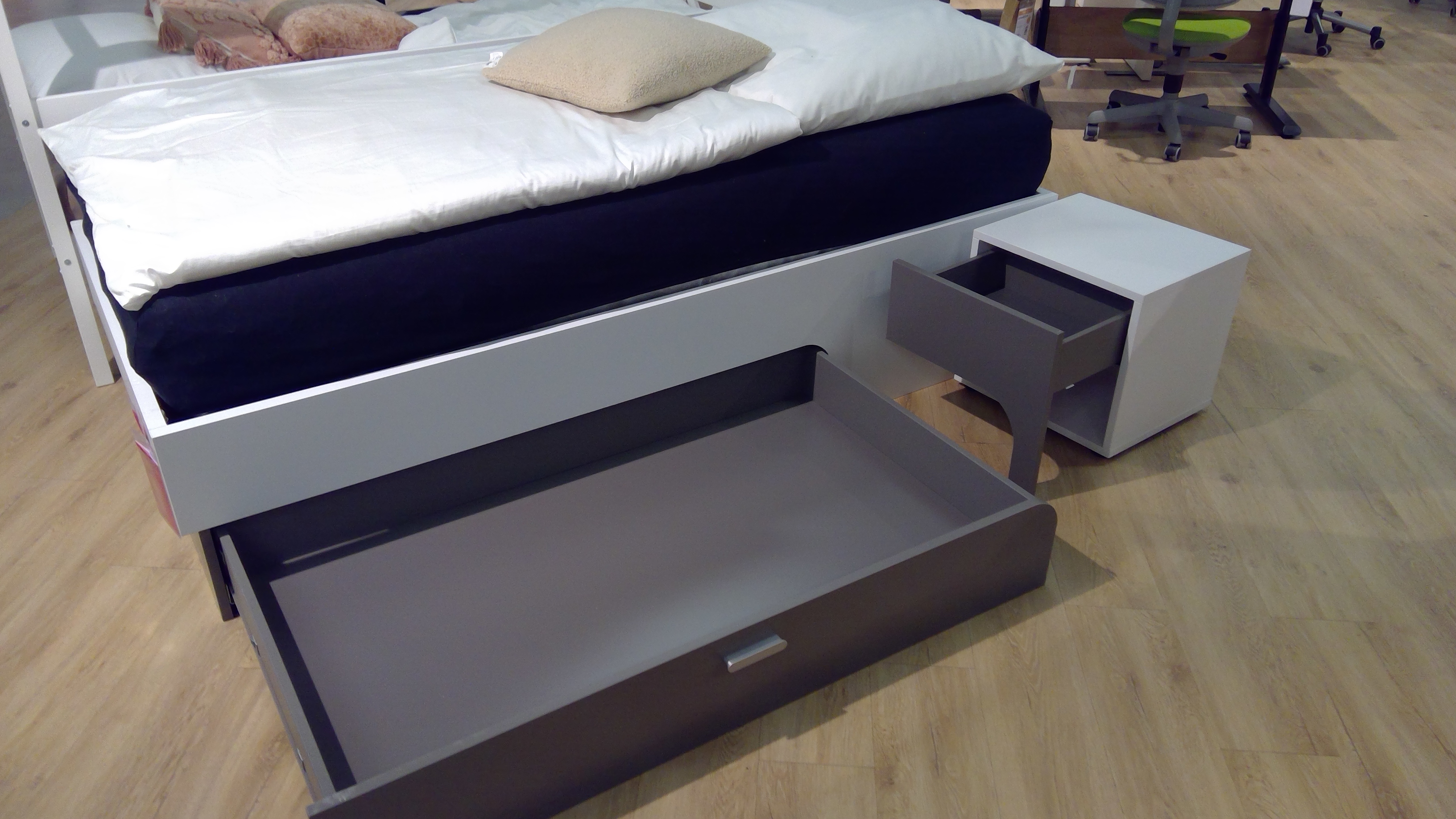Liege mit Schubkasten  in Farbe Korpus alpinweiß, Front fels-, Schublade, Mobiliar, Bett, Stuhl, Bodenbeläge