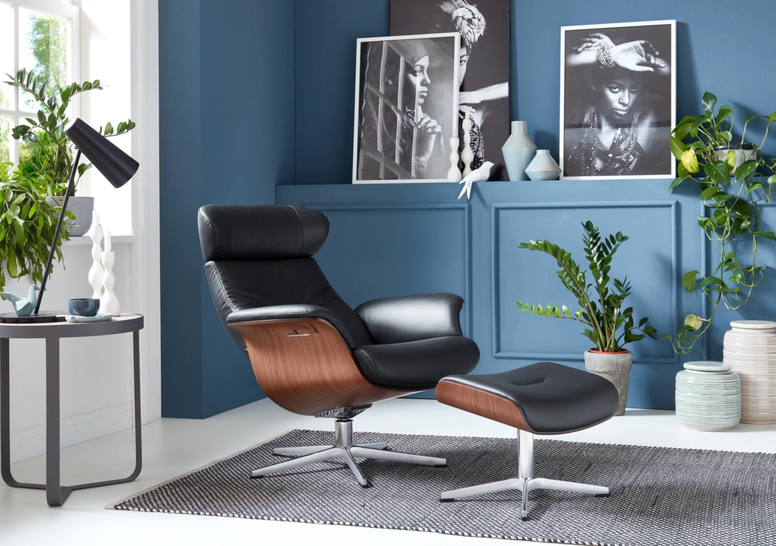Conform Sessel mit Hocker TIMEOUT in Leder Fantasy Black/Sitzschale Walnuß