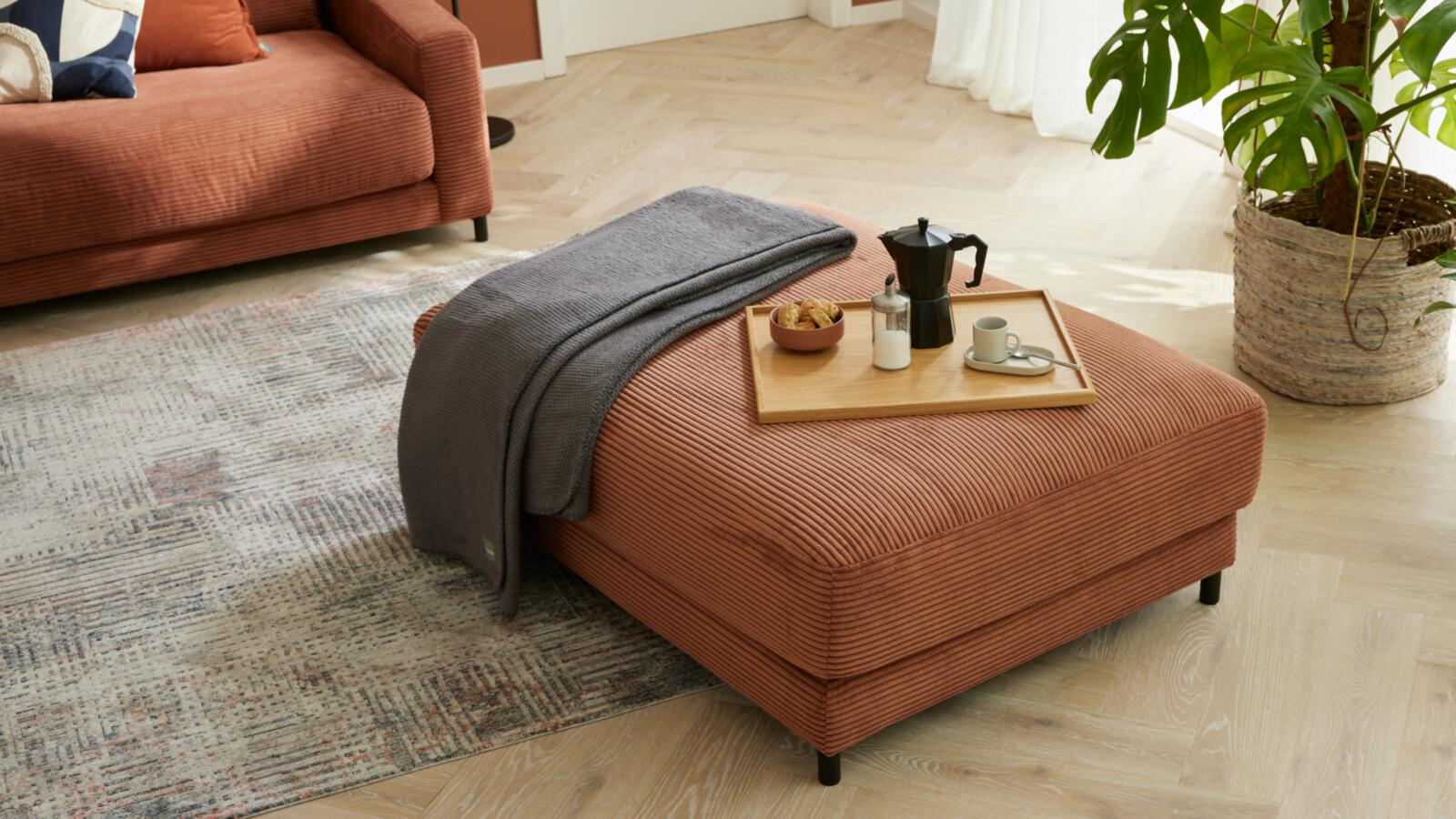Roomio Hockerbank NO. 4103 in Stoff Cord Rusty
