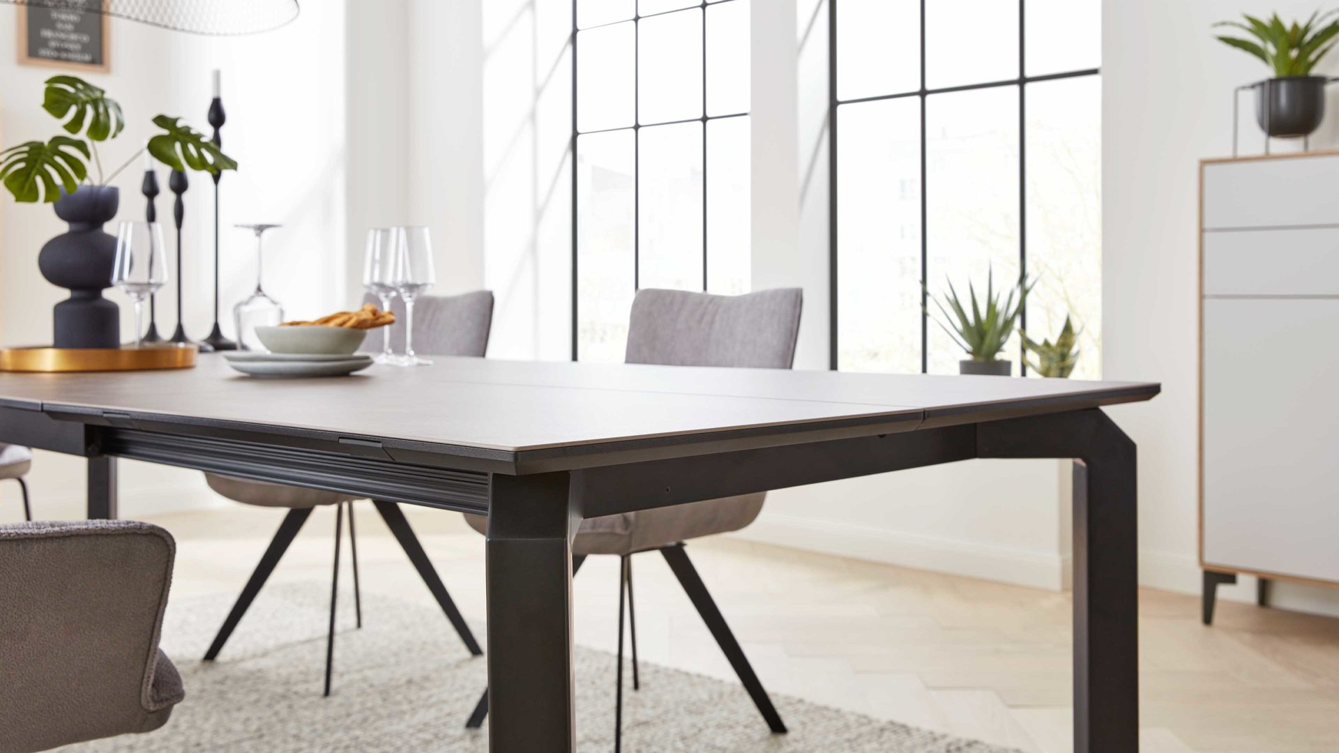 Interliving Esstisch IL5111, Oberteil Glas-Keramik grey, 4-Fuß-Gestell schwarz, Frontslide mit einer Falteinlage 80 cm, ca. 200 (280) x 100 cm