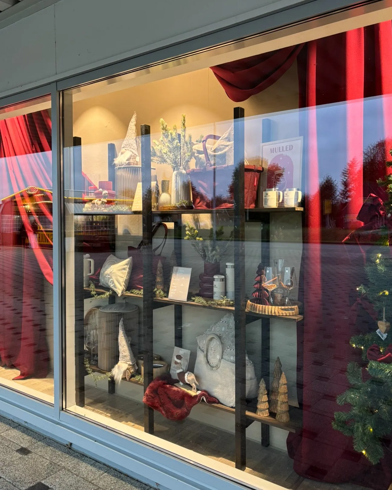 18049693112675935 Schon unsere Weihnachtsschaufenster entdeckt?🤩 Sie laden dich in eine Welt voller Glanz, Wärme und festlicher Magie ein. Liebevoll dekorierte Details, stimmungsvolle Lichter und besondere Highlights verwandeln jeden Blick in ein kleines Winterwunder. Komm vorbei, lass dich inspirieren und spüre die Vorfreude auf die schönsten Tage des Jahres. 🎄✨ #buss #busswohnen #begeistern #wohnen #wiesmoor #oldenburg #herbartgang #schaufenster #visualmerchandising #christmas #weihnachten #gemütlich #xmas #christmasinspo