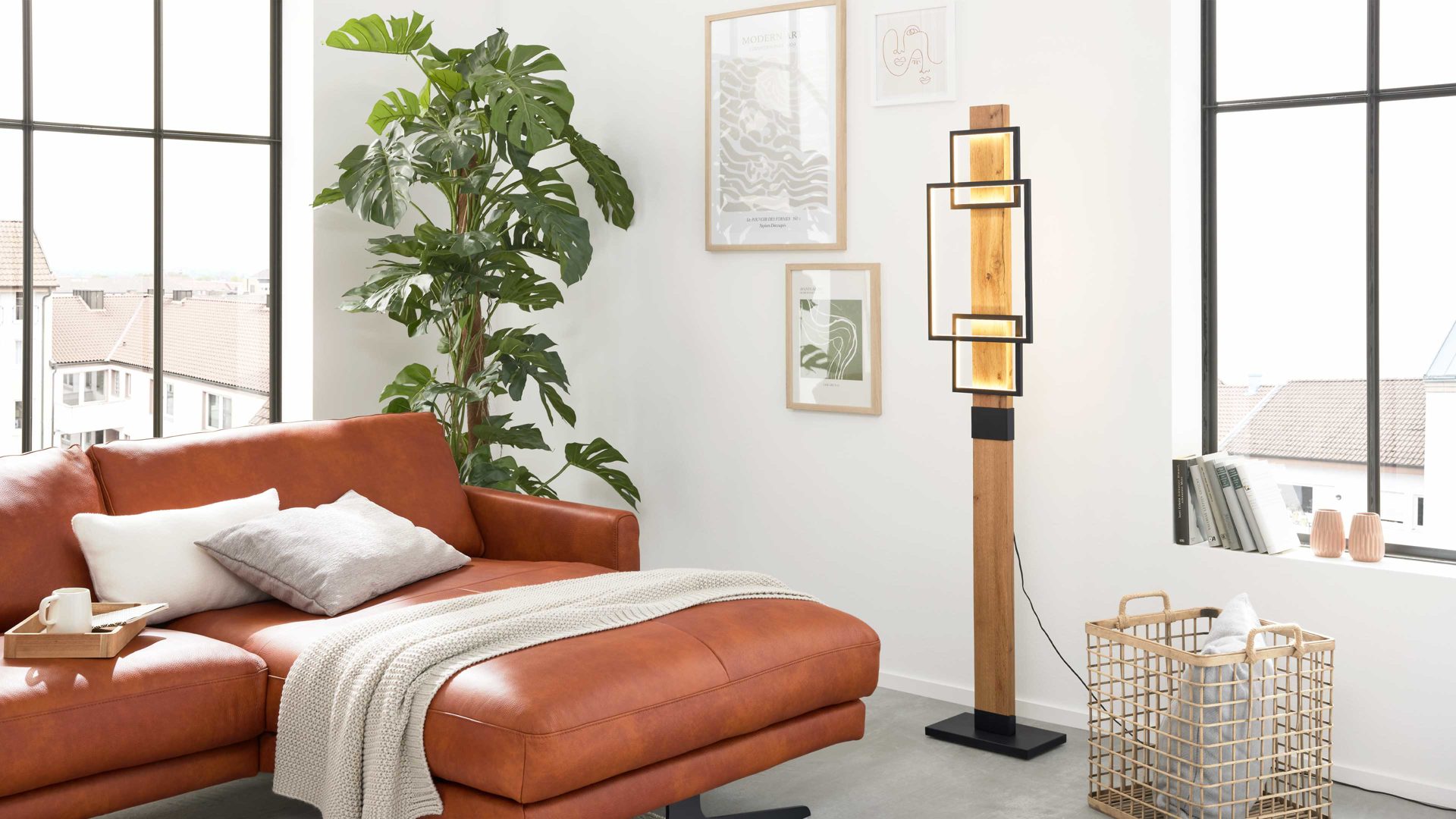 Interliving LED-Stehleuchte IL-9342 in Metall schwarz matt, Holzoptik dunkel