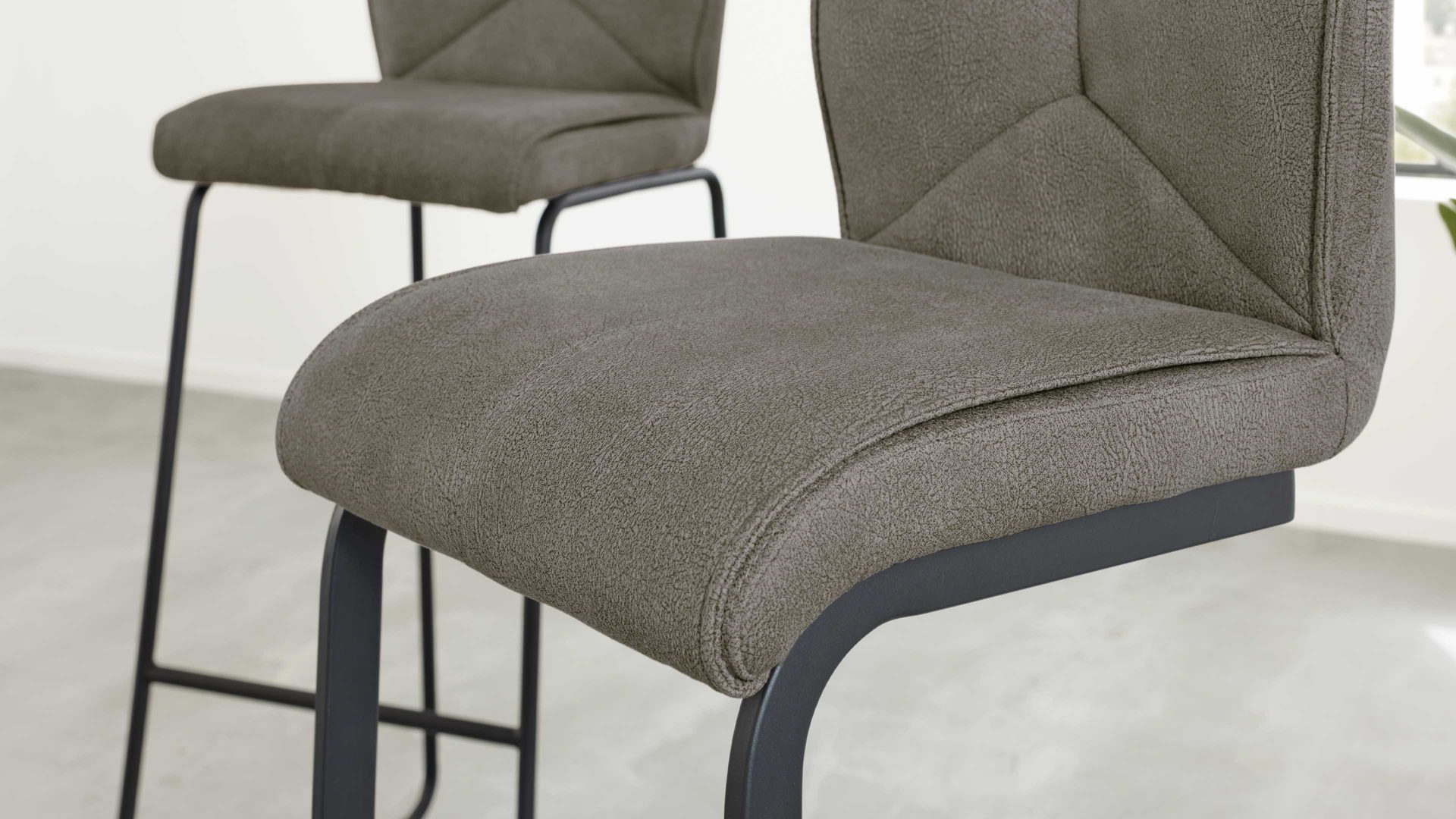 Interliving Barstuhl 5104  ca. 40x110x53cm in dunkelgrau Onyx