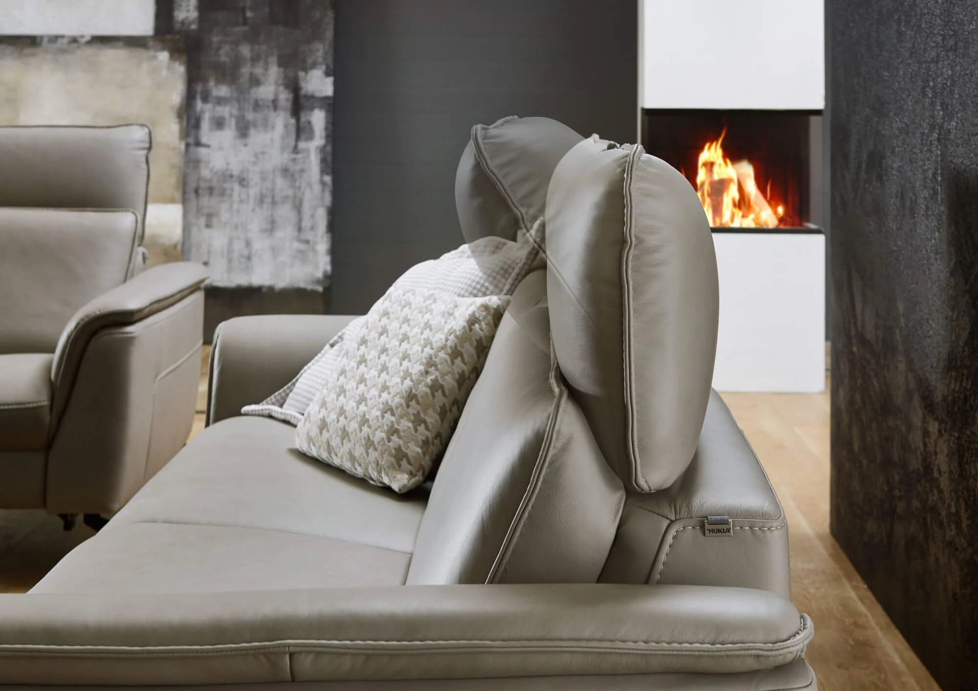 Hukla Sofa 2.5-sitzig HU-RL24088 in Leder Vivre pearl, Kissen, Dekoration für Zuhause, Kamin, Drinnen, Mobiliar