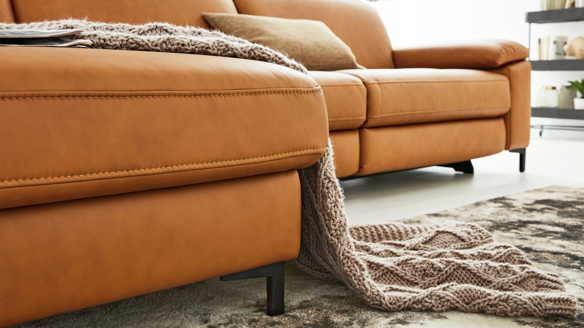 Interliving Polsterecke IL 4054 ca. 289x176cm in Leder Vivre kurkuma, Dekoration für Zuhause, Teppich, Innenarchitektur, Couch, Kissen
