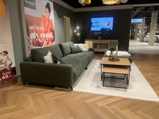 Roomio Megasofa mit Hocker NO. 4103 ca. B156 H86 T125 cm in Stoff Yelda green PG3/8, Couch, Mobiliar, Teppich, Person, Innenarchitektur
