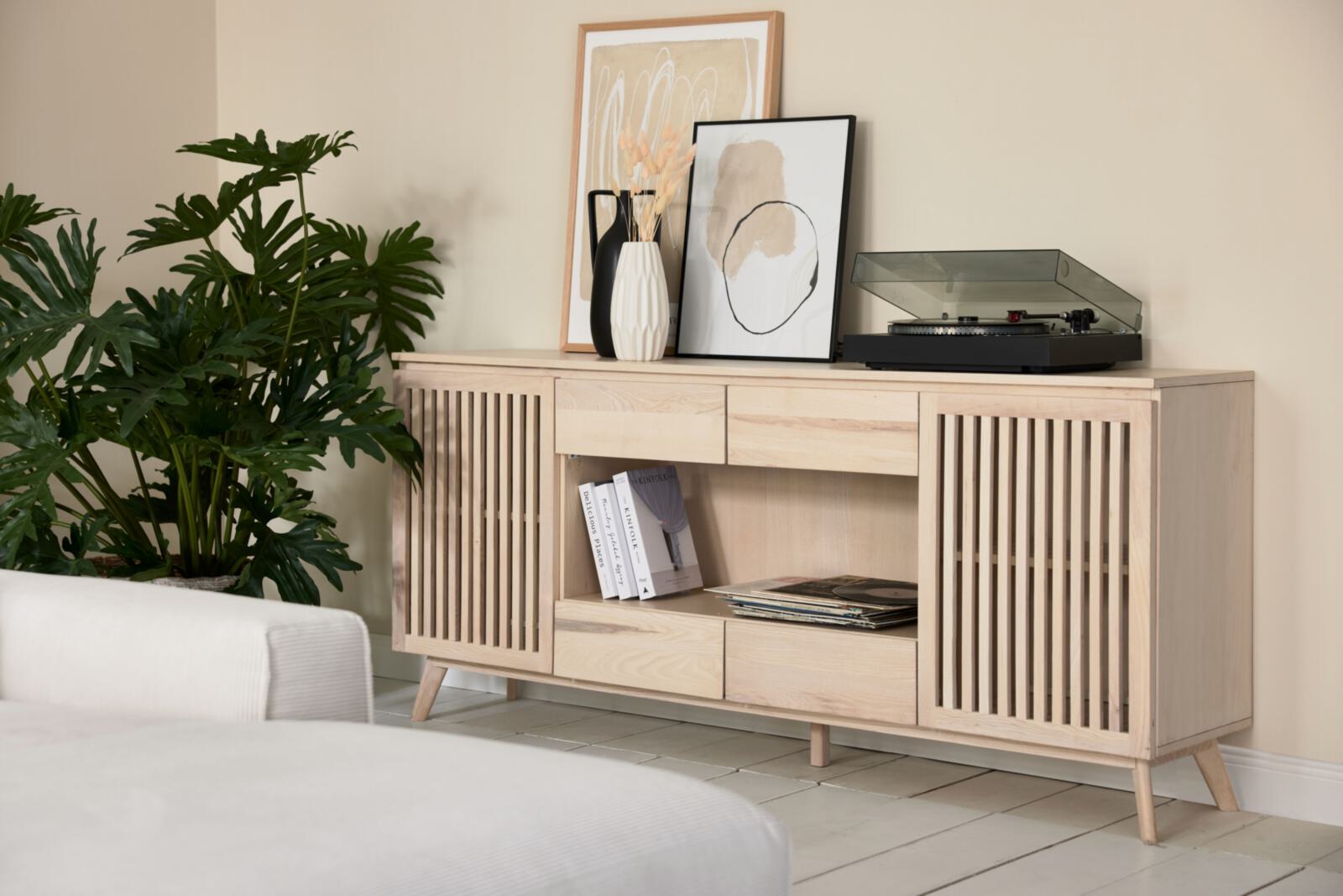 Roomio Sideboard NO. 2000 in Esche Echtholzfurnier, Fronten und Gestell massiv, weiß gewaschen