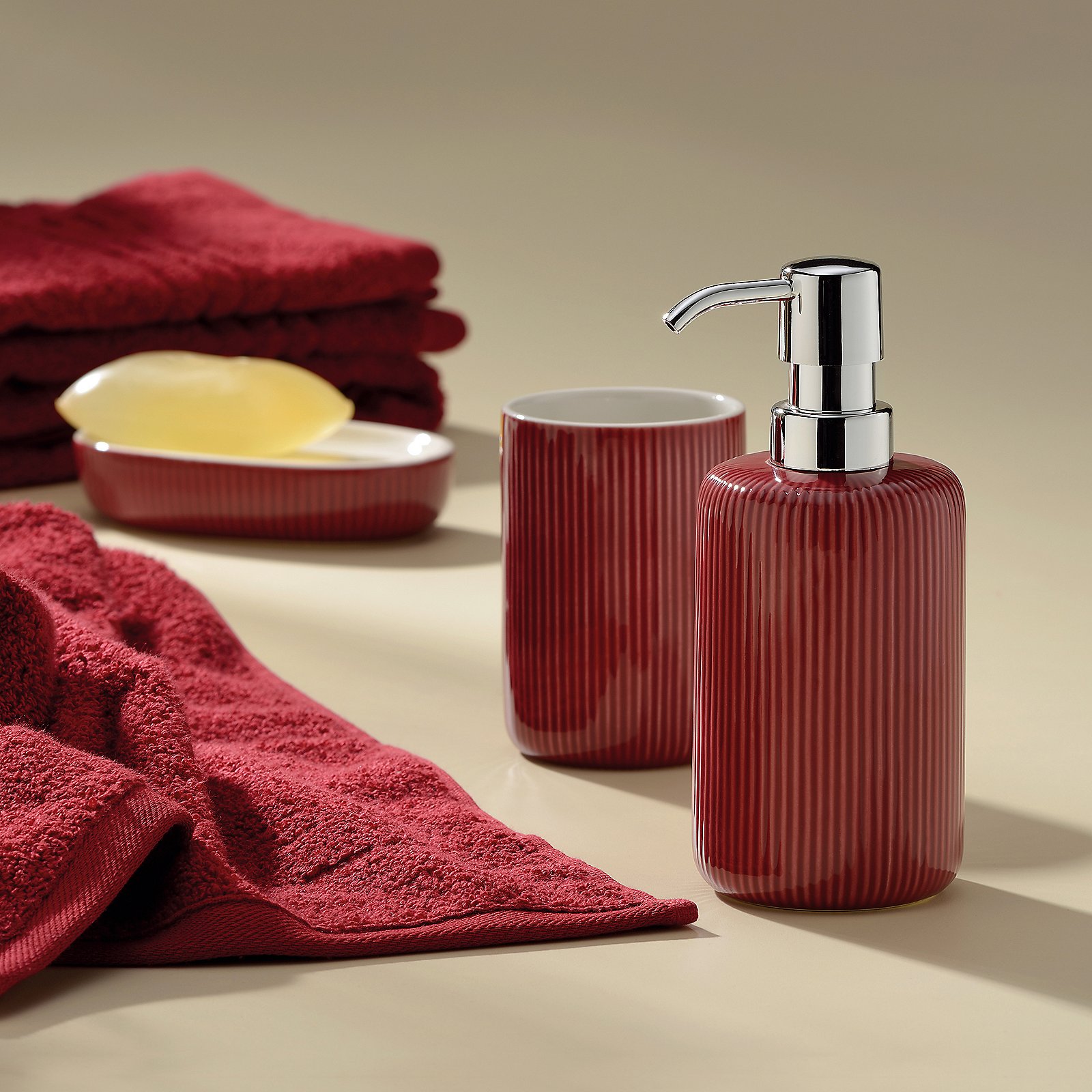 Kela  Seifenspender AVA in Farbe himbeerrot, Sinken, Waschbeckenhahn, Flasche, Tasse
