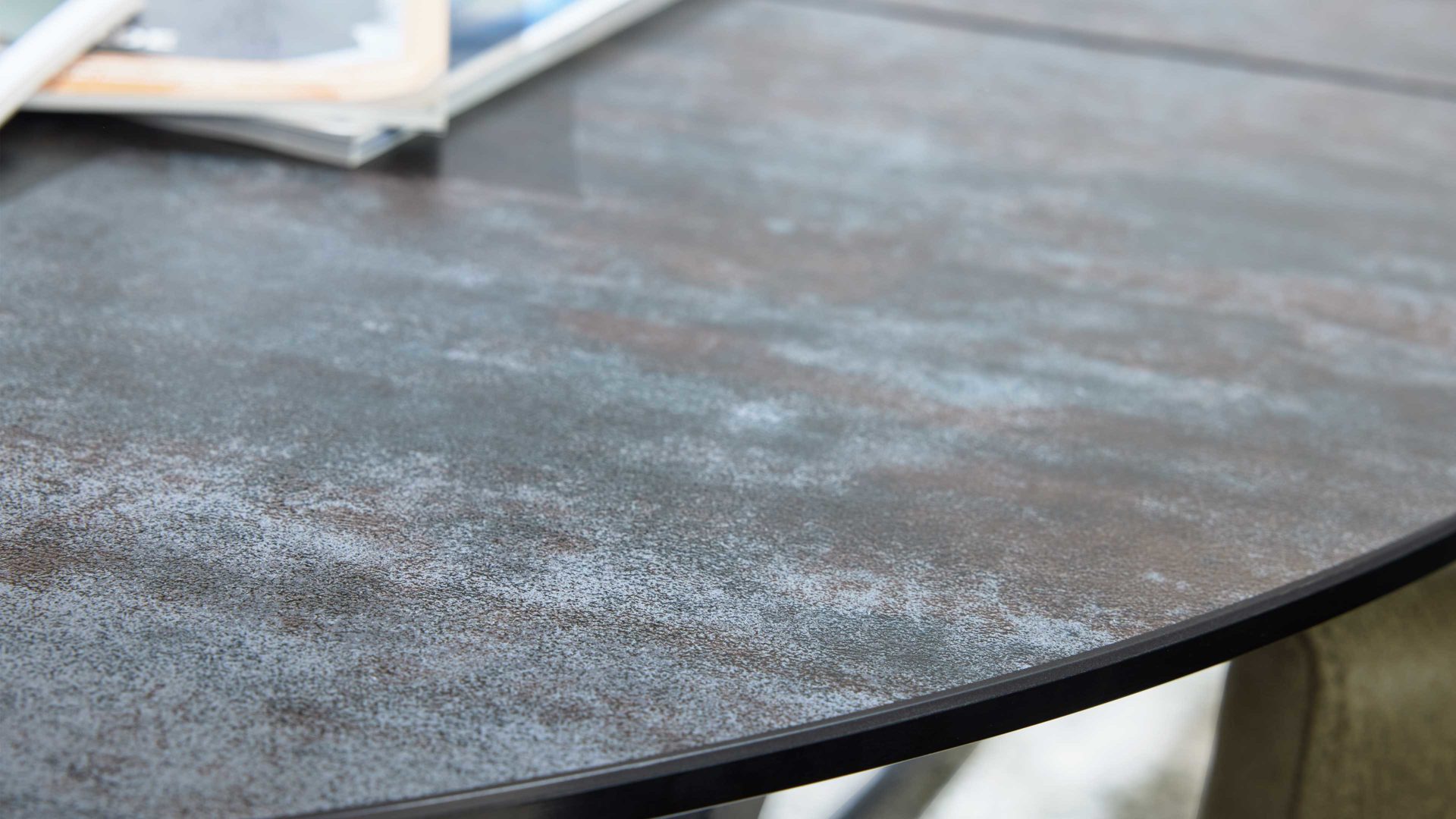 Interliving Esstisch IL 5104 Ø ca. 120cm in Platte Glaskeramik Industria/Säule schwarz