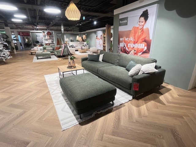 Roomio Megasofa mit Hocker NO. 4103 ca. B156 H86 T125 cm in Stoff Yelda green PG3/8, Couch, Mobiliar, Person, Teppich, Lampe